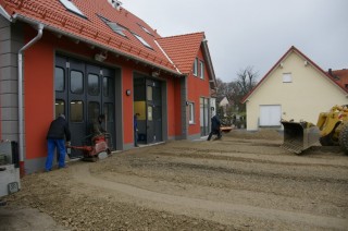 Feuerwehr gekiest Vorplatz auf Arbeiten in Eigenleistung